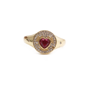 Elegante anello a cuore dorato con gemma rossa centrale e pavé di zirconi brillanti
