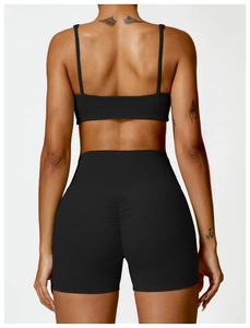 Gros plan du design froncé taille haute sur le short de yoga noir et la brassière de sport