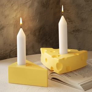 Set portacandele a forma di formaggio giallo con candele bianche lunghe in stile artistico