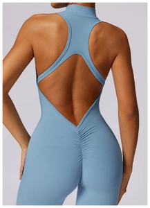 Détail du dos en V de la combinaison de yoga avec effet froncé pour un lifting des fessiers
