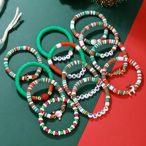 Lot de 12 bracelets de Noël en perles d'argile avec breloques festives rouges et vertes