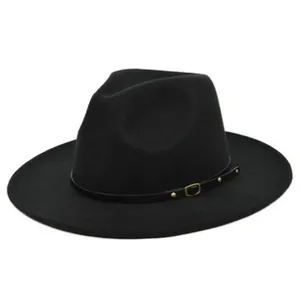 Dettaglio di cappello fedora in lana nera con fascia in pelle e borchie d'oro