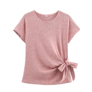Haut en maille rose à manches courtes avec nœud latéral élégant pour femmes sur blanc