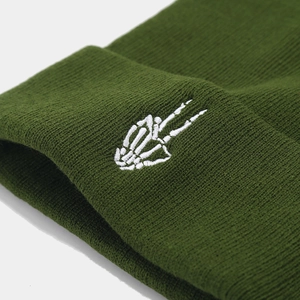Bonnet en tricot vert foncé avec broderie main de squelette signe de paix sur revers