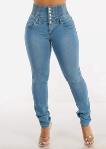 Detailansicht einer High-Waist Skinny Jeans mit fünf Metallknöpfen und elastischem Bund