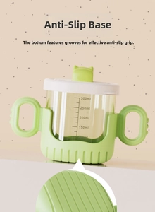 Dettaglio della tazza da 300ml con scala graduata e base verde antiscivolo per bimbi