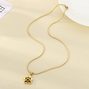 Collier en acier inoxydable doré avec pendentif patte creuse et pierre de projection noire