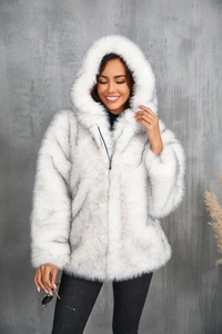 Détail d'un manteau en fausse fourrure gris blanc avec capuche et zip métallique