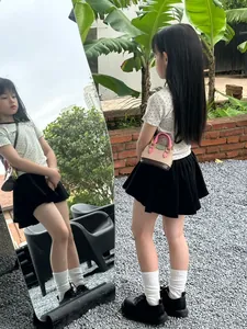 Vintage-Umhängetasche für Mädchen mit gepunktetem T-Shirt und modischem Faltenrock