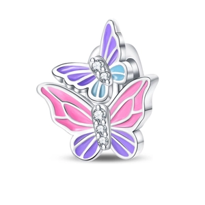 Détail du charm papillon en argent 925 avec émail violet et pierres de zircone cubique