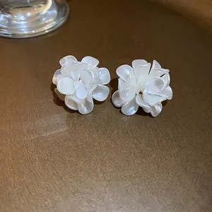 Boucles d'oreilles fleuries nacrées avec pétales blancs multicouches au design rétro