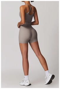 Dettaglio completo set yoga taupe con pantaloncini a vita alta e reggiseno incrociato