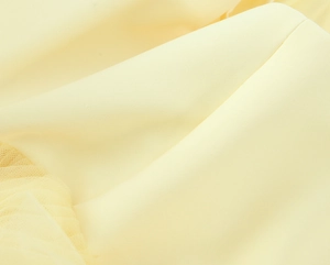 Vista macro dettagliata del tessuto piano giallo chiaro e trama in tulle morbido