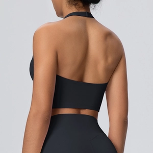 Dettaglio del design incrociato sulla schiena di un reggiseno sportivo nero elasticizzato