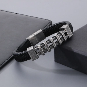 Dettaglio del bracciale in pelle intrecciata uomo con chiusura in acciaio vintage
