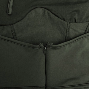 Détail macro d'une fermeture éclair invisible et coutures sur robe vert foncé