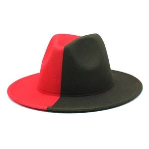 Détail du chapeau fedora bicolore rouge et noir avec bord plat et texture en feutre