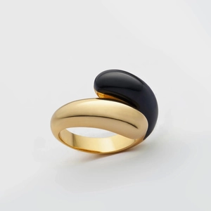 Dettaglio macro dell'anello placcato oro 18K con intarsio in smalto nero e finitura
