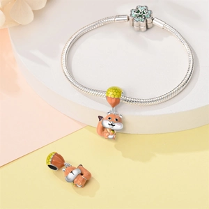 Dettaglio del bracciale catena serpente con ciondolo scoiattolo e chiusura a fiore