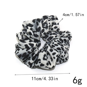 Chouchou élastique à motif léopard noir et blanc avec mesure de diamètre de 11 cm