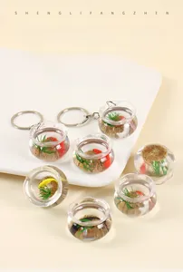 Miniatur-Koi-Fischteich-Schlüsselanhänger mit Harzgoldfisch und kleinen Wasserpflanzen