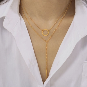 Minimalistische zweilagige goldene Y-Halskette mit geometrischen Anhängern an Model