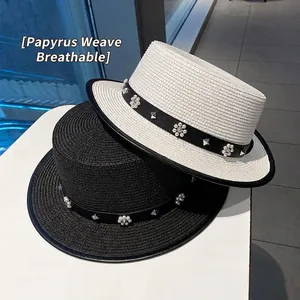 Cappello di paglia a tesa piatta con fiori di perle per protezione solare da spiaggia da donna