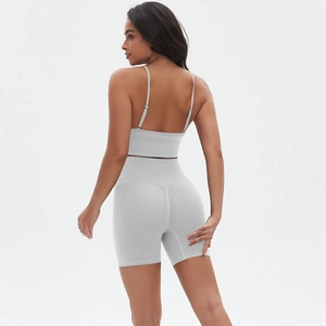 Detailaufnahme des nahtlosen Rippstrick-Stoffs mit Push-Up-Effekt der Yogashorts