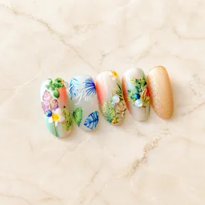 Detalle de pegatinas 5D para uñas con hojas tropicales, flores y pedrería tridimensional