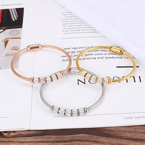 Trois bracelets en acier titane avec perles strass et fermoir magnétique en or, argent et rose
