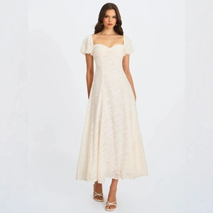 Robe longue élégante en dentelle blanc cassé avec manches bouffantes et col carré