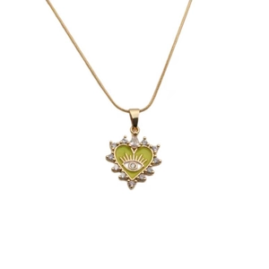Détail du collier cœur doré avec œil en émail vert et pierres de zircon brillantes