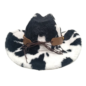 Dettaglio del cappello da cowboy con stampa mucca, eco-pelliccia e cinturino marrone