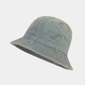 Vue détaillée d'un chapeau bob en denim avec surpiqûres orange et œillets de ventilation