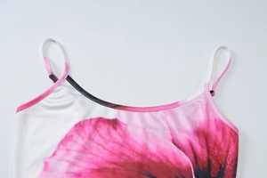 Detail van roze bloemenprint top met verstelbare spaghettibandjes en gladde stof
