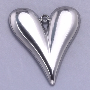 Makroaufnahme des polierten 304 Edelstahl-Herzanhängers in Silber mit Mittelsteg