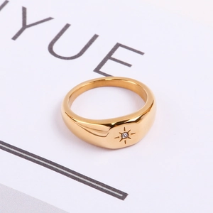 Bague chevalière en acier doré poli ornée d'un oxyde de zirconium en étoile