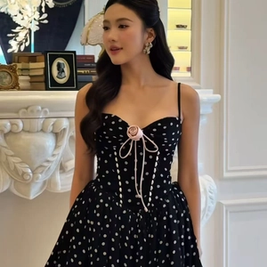 Schlank geschnittenes schwarzes Polka-Dot-Kleid mit rosa Blumen und Trägern