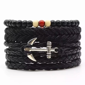 Bracelet multicouche pour homme en cuir avec pendentif ancre argentée et perles