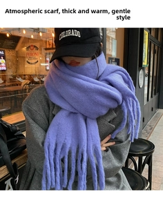 Détail de l'écharpe en mohair violet avec maille épaisse et longs pompons à franges