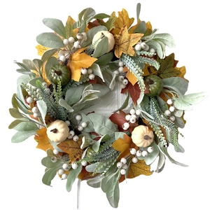 Ghirlanda autunnale con zucche bianche, foglie di acero e bacche su sfondo bianco