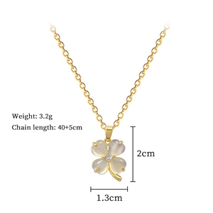Detailed view of lucky four-leaf clover necklace with size parameters 2cm and weight 3.2g