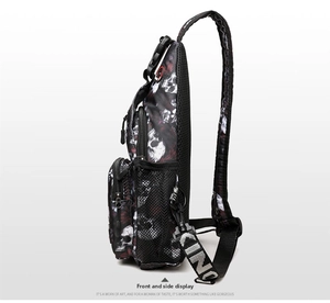 Detailansicht der Gothic-Tasche mit Totenkopf-Print, Zahlenschloss und Netztasche