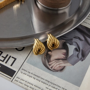 Vue détaillée de boucles d'oreilles créoles irrégulières multicouches plaquées or 18K