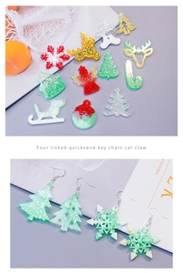 Vue macro des moules à boucles d'oreilles de Noël en résine avec flocons et sapins