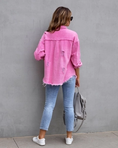 Detail der rosa Jeansjacke mit destroyed-Effekten und Fransen am Saum für Damen