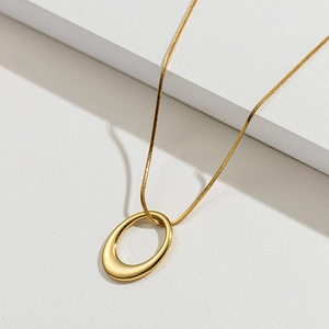 Collier doré avec pendentif cercle de feuilles et perle ovale sur chaîne serpent