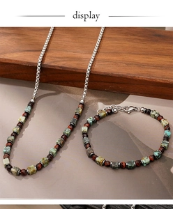 Dettaglio del set di gioielli in ematite e occhio di tigre con collana e bracciale
