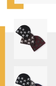 Détail de divers bonnets en maille avec motifs d'étoiles et doublure épaisse en plusieurs coloris