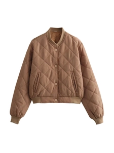 Blouson aviateur matelassé marron avec motifs à losanges et bords-côtes sur fond blanc